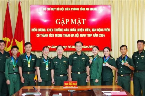 Biểu dương, khen thưởng các huấn luyện viên, vận động viên Đoàn Hội thao BĐBP tỉnh An Giang