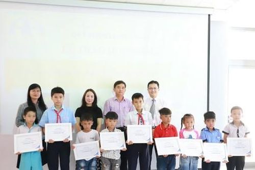Quỹ Toyota Việt Nam mang học bổng Vòng tay nhân ái đến với tỉnh Thừa Thiên Huế