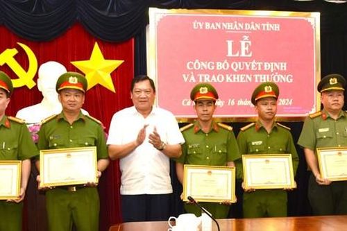 Khen thưởng tập thể, cán bộ chiến sỹ bắt nhóm cướp đường sông