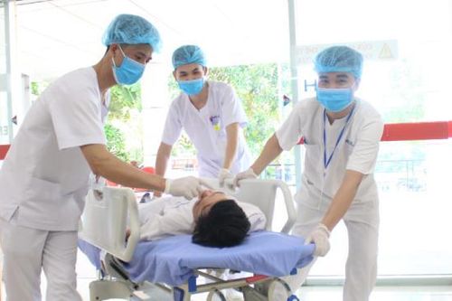 Người đàn ông tự đi xe khách xuống Hà Nội để vào viện cấp cứu