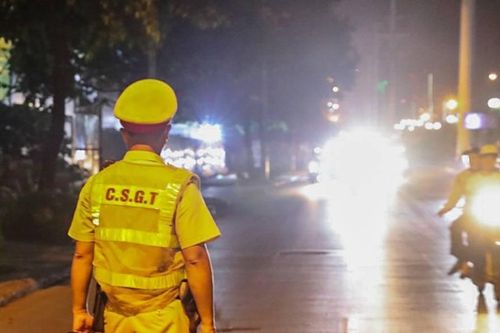 Bật đèn chiếu sáng ô tô như thế nào để an toàn, tránh bị CSGT xử phạt?