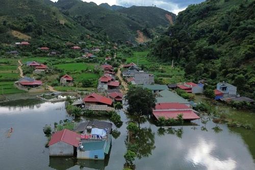 Ngôi làng ở TP Sơn La chìm trong biển nước giữa trời quang