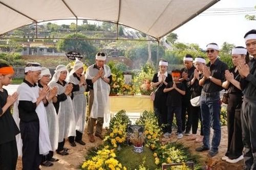 Bạn bè, người thân tiễn biệt Nghệ sĩ Hữu Độ