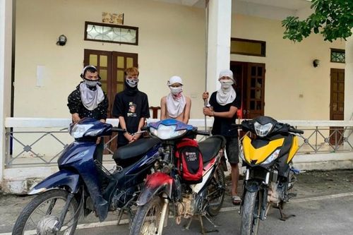 Khởi tố 4 đối tượng bịt mặt, mang hung khí cướp tài sản của người đi đường