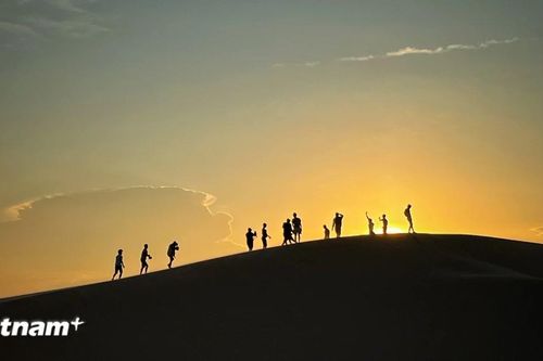 Chiêm ngưỡng cảnh hoàng hôn tuyệt đẹp trên biển cát Bàu Trắng, Bình Thuận