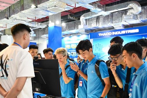 Trường Đại học CMC tặng laptop cho 100% tân sinh viên nhập học năm 2024