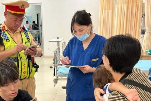 Cảnh sát dùng xe đặc chủng đưa bé trai người Nhật Bản đi cấp cứu kịp thời