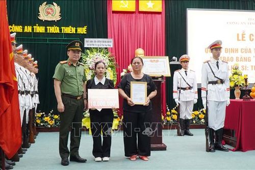 Trao bằng 'Tổ quốc ghi công' cho thân nhân liệt sỹ Trần Duy Hùng