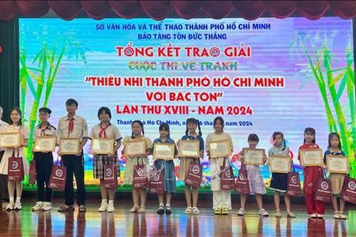 Trao giải thưởng cho thí sinh xuất sắc Cuộc thi vẽ tranh về Chủ tịch Tôn Đức Thắng