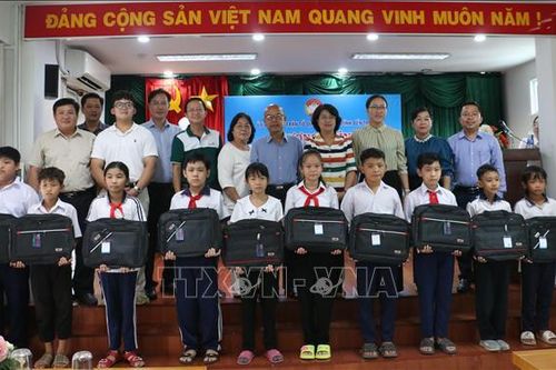 Dành kinh phí để chăm lo cho người dân khó khăn về nhà ở, học sinh nghèo