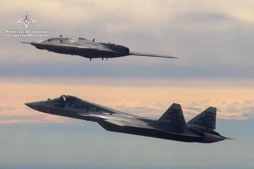 'Thợ săn' S-70 Okhotnik tưởng như cồng kềnh mà lại cực lợi hại