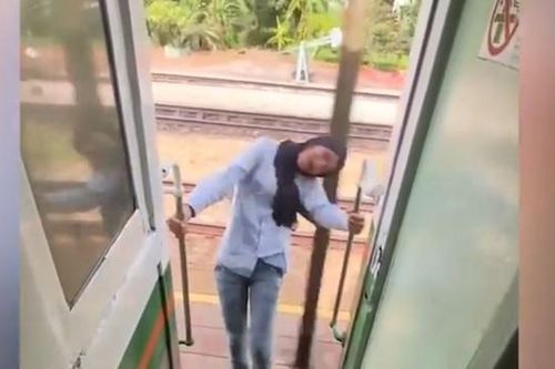 Đu người ra khỏi tàu để quay clip, cô gái đập đầu vào cây cột