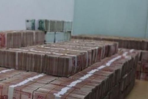 Bị nhân viên cửa hàng khinh thường, nữ đại gia chở 2 tỷ tiền mặt đến 'dằn mặt'