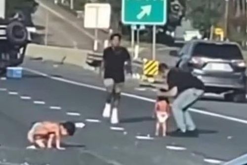 Ôtô va chạm rồi lật phơi bụng, 2 đứa trẻ văng xuống đường cao tốc