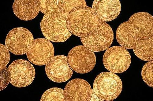 Nhổ cỏ trong vườn, bất ngờ phát hiện kho báu tiền vàng 452 triệu đồng