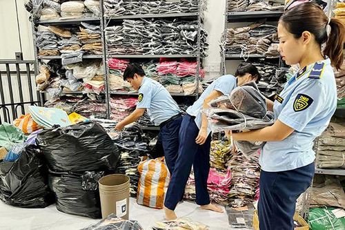 Đà Nẵng: Liên tiếp phát hiện các kho hàng kinh doanh quần áo may sẵn nhập lậu