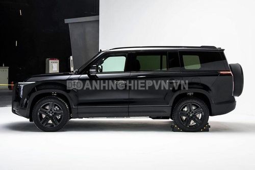 SUV địa hình thiết kế hầm hố, công suất 476 mã lực, di chuyển 215 km không cần xăng, giá gần 1 tỷ đồng