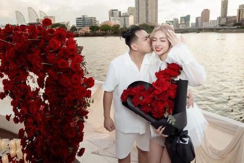 Danh tính bạn trai vừa cầu hôn 'hotgirl trứng rán' Trần Thanh Tâm?