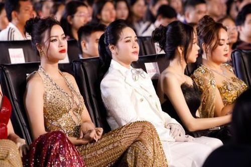 Nhật Kim Anh đang sửa soạn, nhiều người ập đến bất ngờ vì một lí do