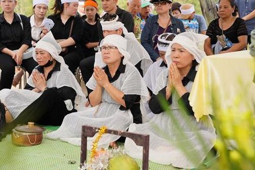 Người thân nén nước mắt đưa tiễn nghệ sĩ Hữu Độ về nơi an nghỉ