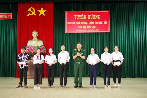 Trung đoàn 717 tuyên dương học sinh có thành tích xuất sắc
