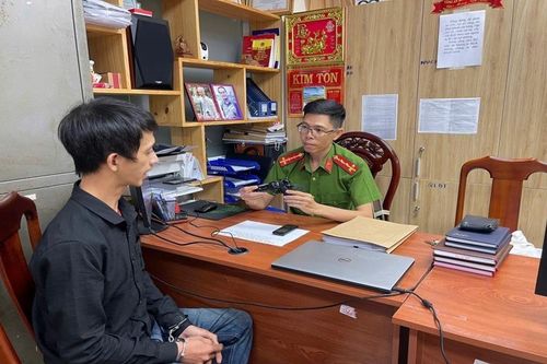 Dùng súng giả cướp điện thoại rồi nhắn tin đòi tiền chuộc
