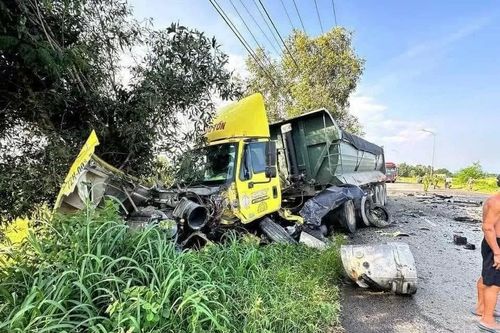 Hiện trường vụ tai nạn giao thông kinh hoàng khiến xe 7 chỗ nát vụn, tài xế bị văng xa tử vong