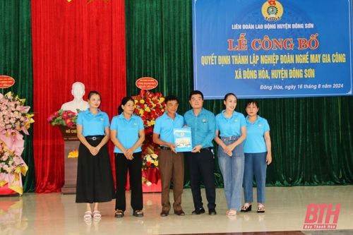 Công bố quyết định thành lập nghiệp đoàn nghề May gia công xã Đông Hòa