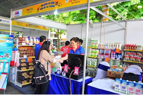 Công nhân vui mừng được mua hàng giảm giá