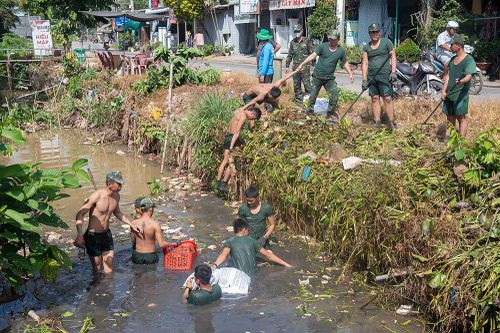 Tổng vệ sinh môi trường chào mừng kỷ niệm 136 năm Ngày sinh Chủ tịch Tôn Đức Thắng