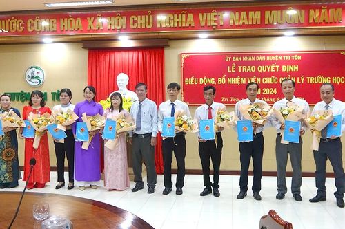 Tri Tôn điều động 11 lãnh đạo trường trước năm học mới