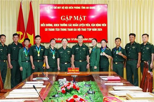 Khen thưởng đoàn Hội thao Bộ đội Biên phòng tỉnh An Giang