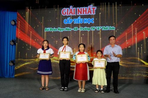 Trao giải Hội thi Vẽ tranh theo sách từ vật liệu thiên nhiên