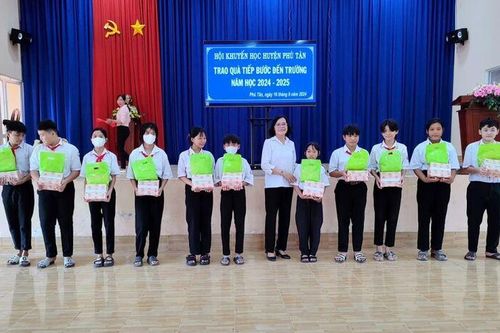 Hội Khuyến học huyện Phú Tân trao quà 'tiếp bước đến trường' cho học sinh trung học cơ sở năm học 2024-2025