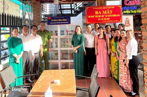 Trang bị sách cho xã, phường, thị trấn