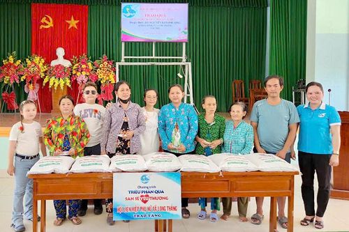 Tặng quà cho hội viên, phụ nữ có hoàn cảnh khó khăn