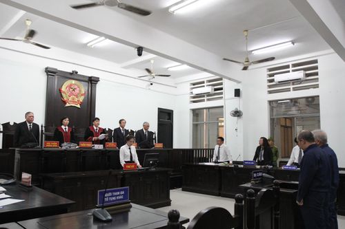 Tuyên phạt 2 bị cáo trong vụ án nhận hối lộ, giả mạo trong công tác tại Trung tâm Đăng kiểm xe cơ giới Khánh Hòa