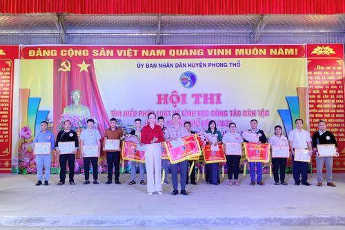 Hội thi tìm hiểu pháp luật về lĩnh vực công tác dân tộc huyện Phong Thổ năm 2024