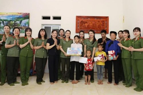 Những người mẹ đỡ đầu mang sắc phục công an nhân dân
