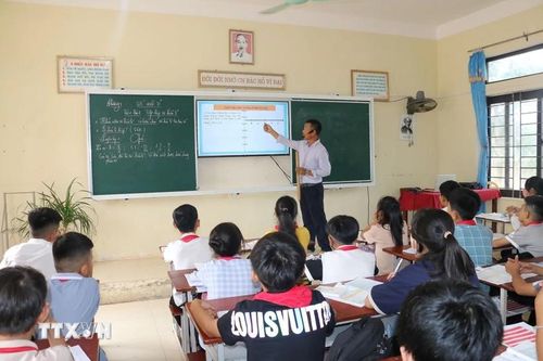 Bộ Chính trị yêu cầu thực hiện chủ trương lương của nhà giáo được ưu tiên xếp cao nhất