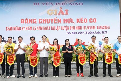 Phù Ninh: Tổ chức giải bóng chuyền hơi, kéo co chào mừng Kỷ niệm 25 năm tái lập huyện