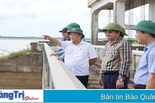 Phó Chủ tịch Thường trực UBND tỉnh Hà Sỹ Đồng kiểm tra các công trình thủy lợi trước mùa mưa lũ
