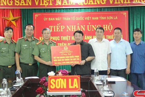 Công an tỉnh ủng hộ 100 triệu đồng khắc phục thiên tai