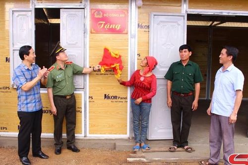 Bộ Công an bàn giao nhà ở cho đồng bào bị thiên tai