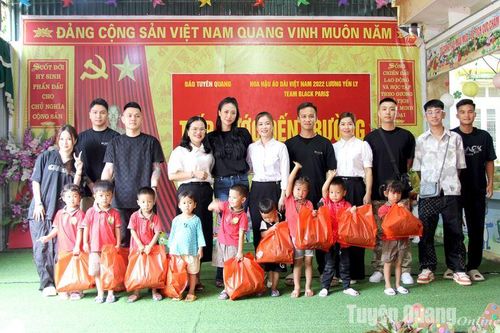 Trao tặng 100 suất quà cho trẻ em có hoàn cảnh khó khăn xã Hùng Lợi