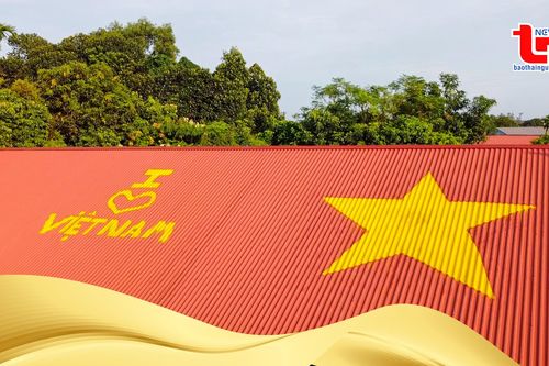 Người dân Thái Nguyên 'bắt trend' vẽ cờ Tổ quốc
