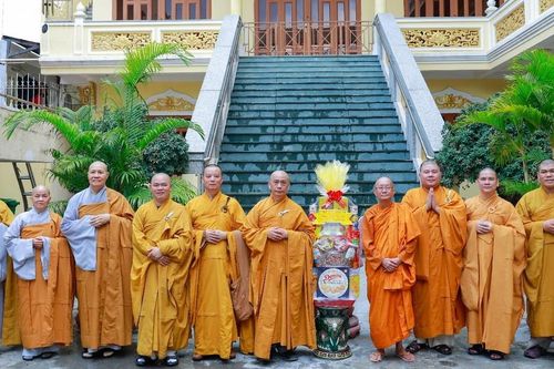 Ban Trị sự GHPGVN Q.Bình Thạnh đảnh lễ khánh tuế chư tôn giáo phẩm chứng minh