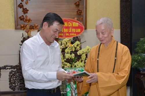 Trung tướng Lê Hồng Nam và đại diện Cục An ninh nội địa thăm Đức Pháp chủ, chúc mừng Đại lễ Vu lan
