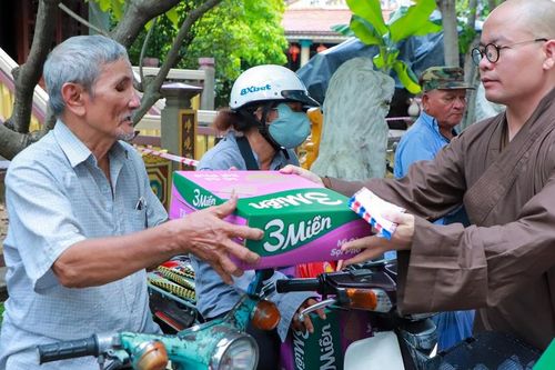 Chùa Nam Thiên Nhất Trụ (TP.Thủ Đức) trao 1.200 phần quà Vu lan đến bà con có hoàn cảnh khó khăn
