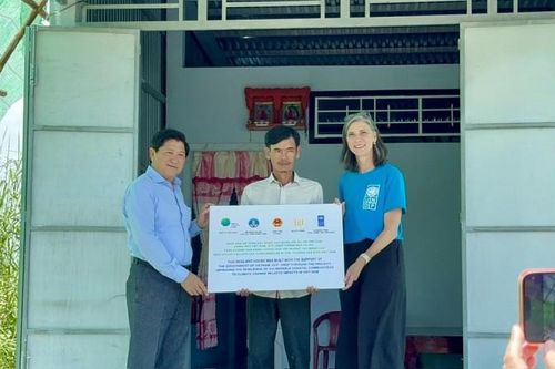 425 hộ nghèo ở Cà Mau nhận nhà an toàn ứng phó với biến đổi khí hậu